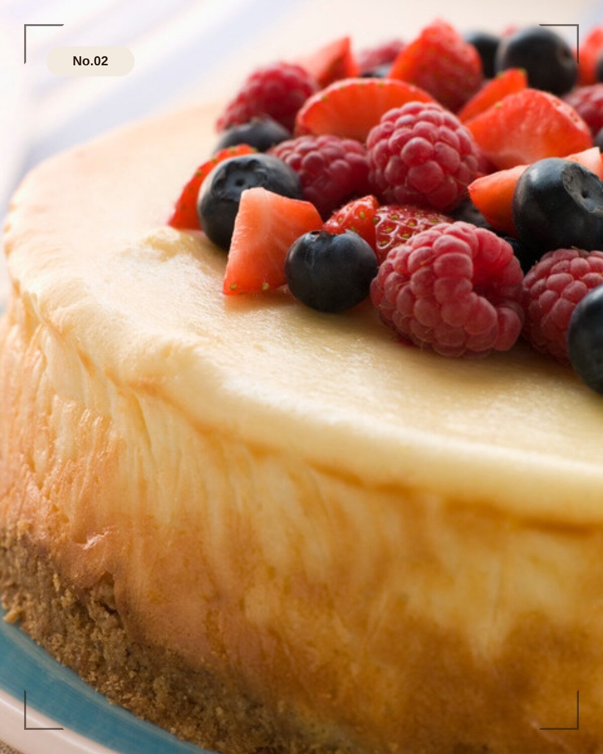ベリーをたっぷりのせたベイクドチーズケーキ