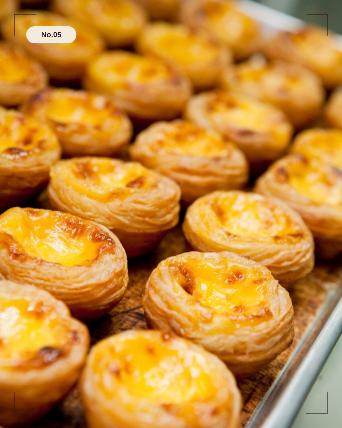 天板に並んだ焼きたてのエッグタルト