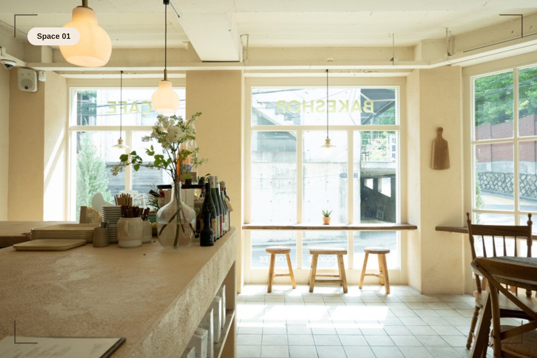 自然光が差し込む、木のカウンターのある明るい店内